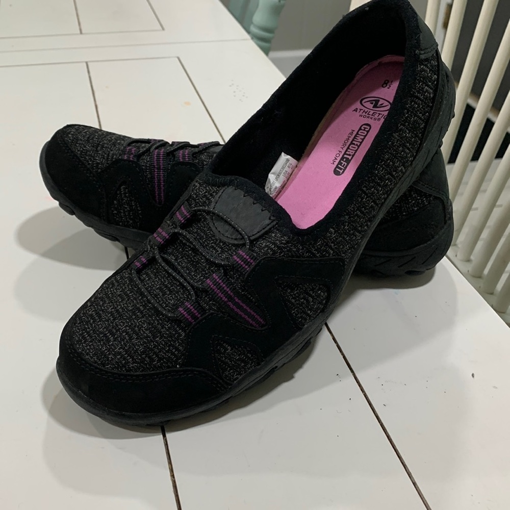 Woman’s 8 1/2 comfort foam shoes